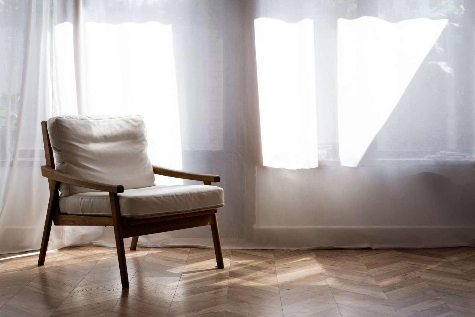 Rustige ruimte met een fauteuil bij het raam, symbool voor veiligheid tijdens traumatherapie