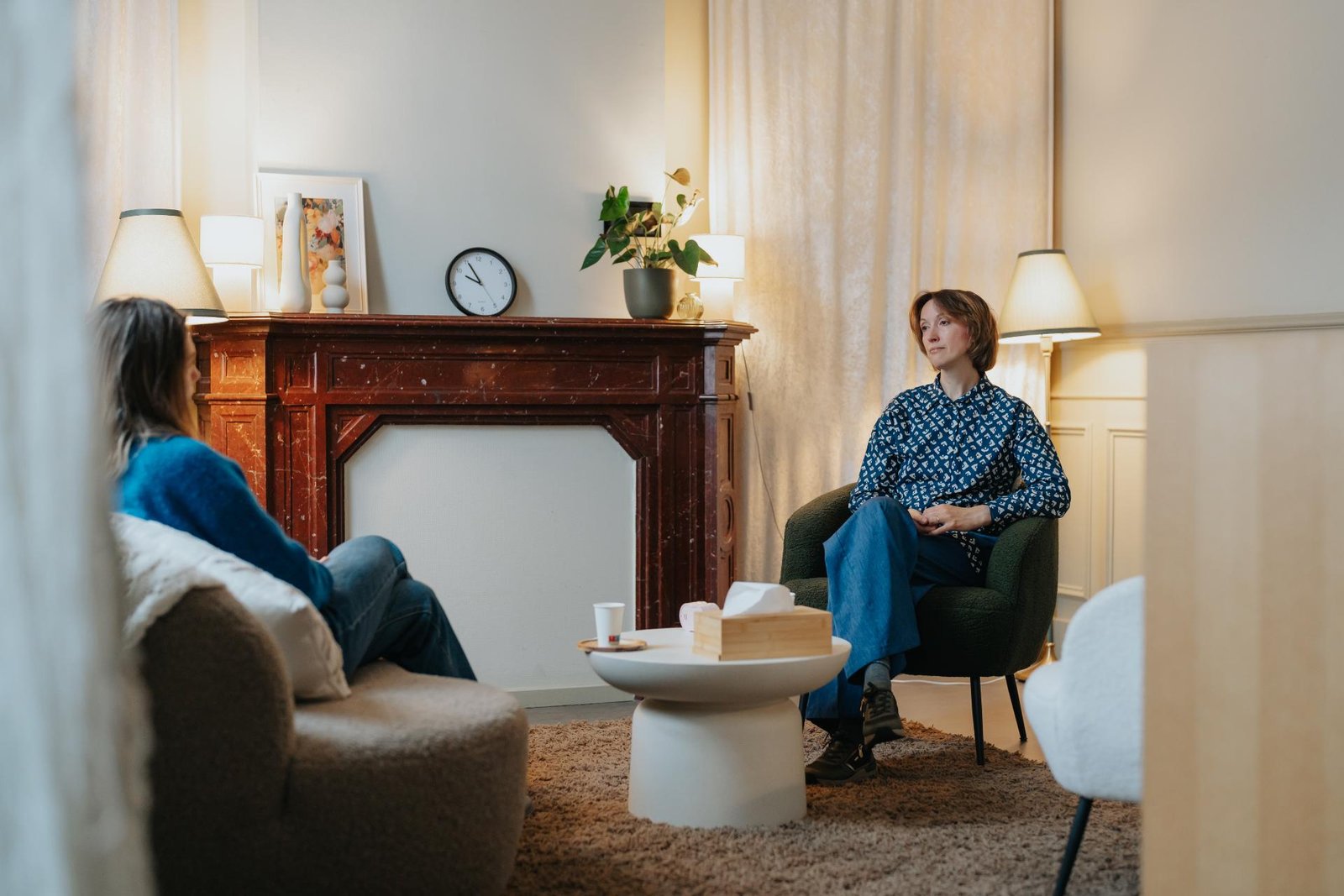 Psychotherapeut begeleidt cliënt tijdens burnout therapie	