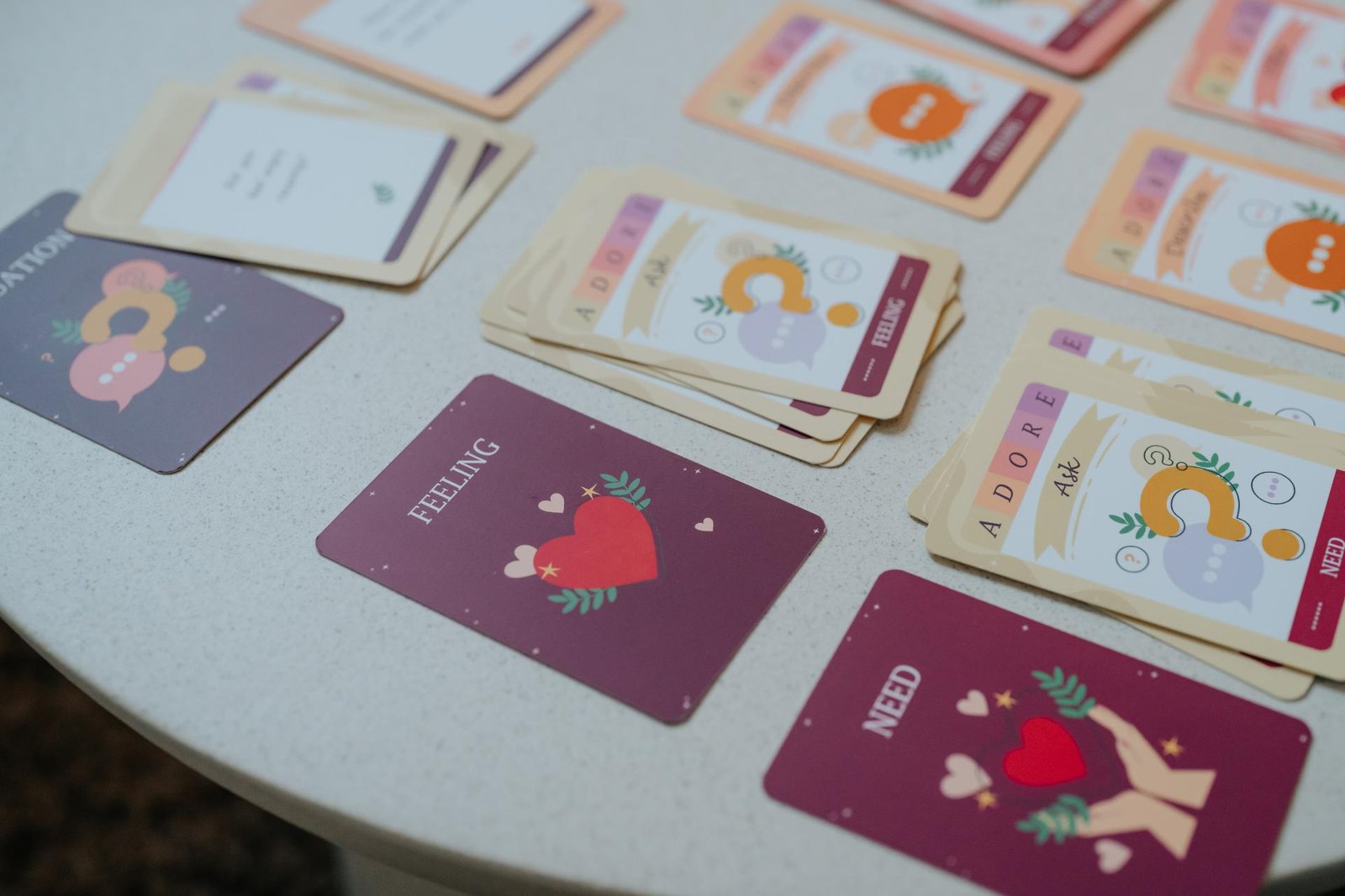 Emotiekaarten en coaching kaartspel op tafel tijdens therapiesessie