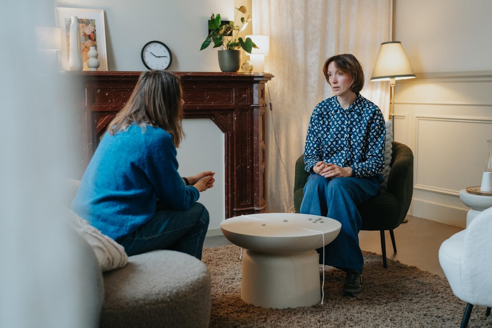 Psychotherapeut en cliënt in gesprek in de praktijk van Entisano in Leuven