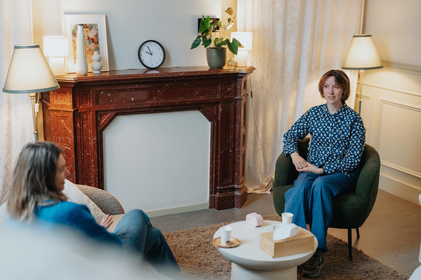 Trauma-geïnformeerde, integratieve psychotherapie in de praktijkruimte van Entisano