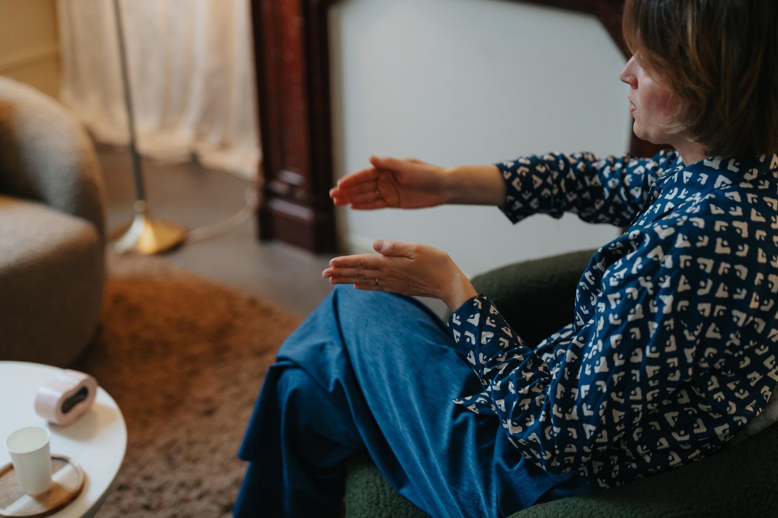 Detail van lichaamstaal en handgebaren tijdens therapiegesprek