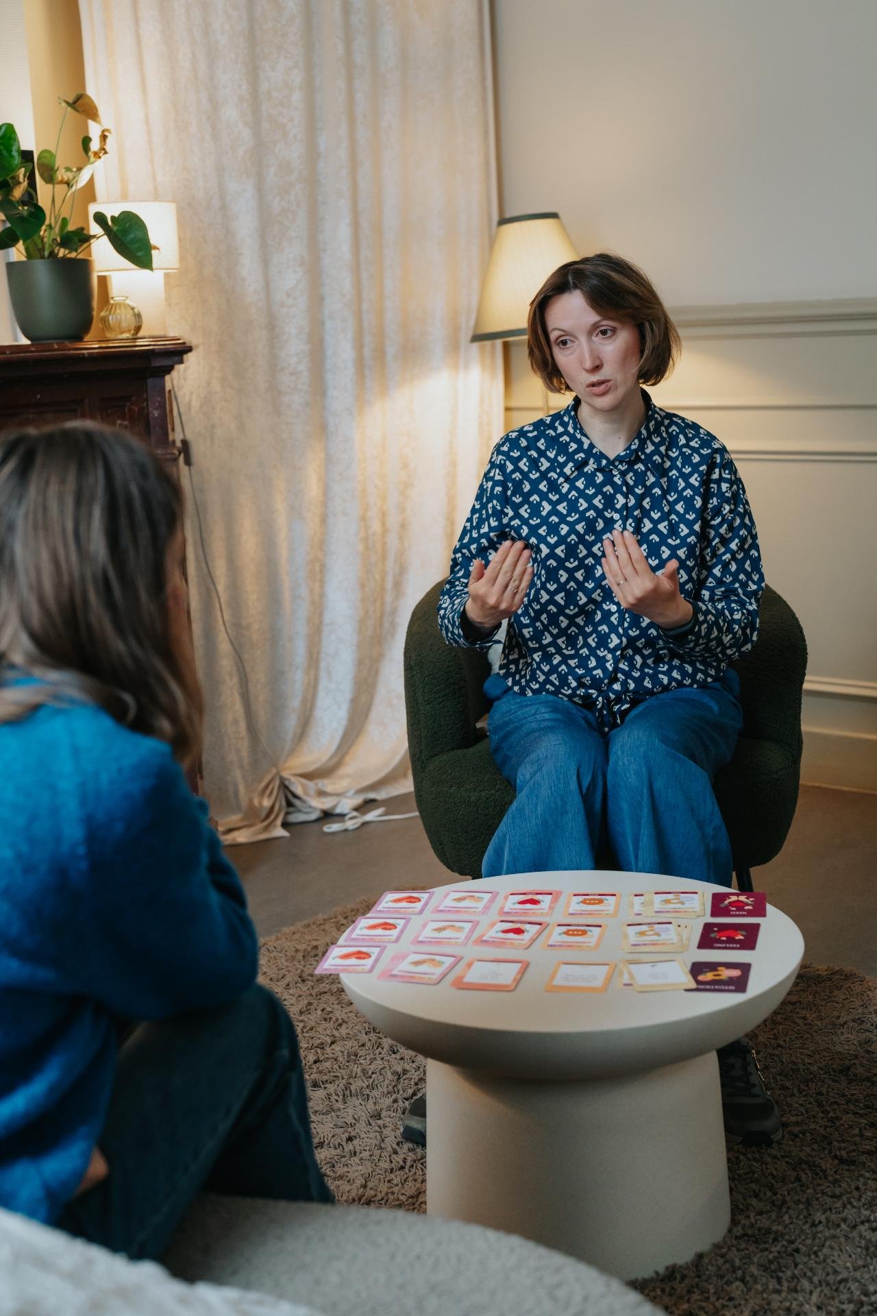 Psycholoog in gesprek tijdens relatietherapie in praktijkruimte	
