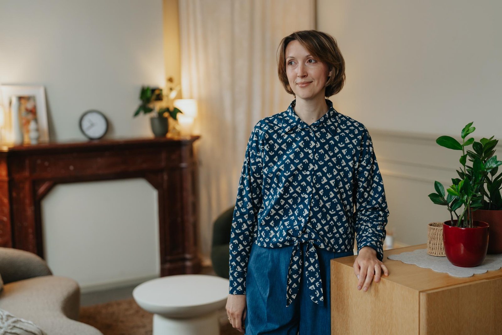 Glimlachende psycholoog in moderne therapieruimte