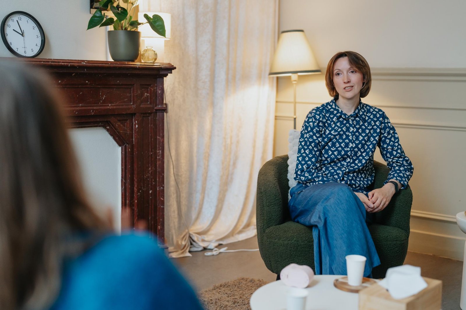 Psychotherapeut luistert aandachtig tijdens therapiesessie