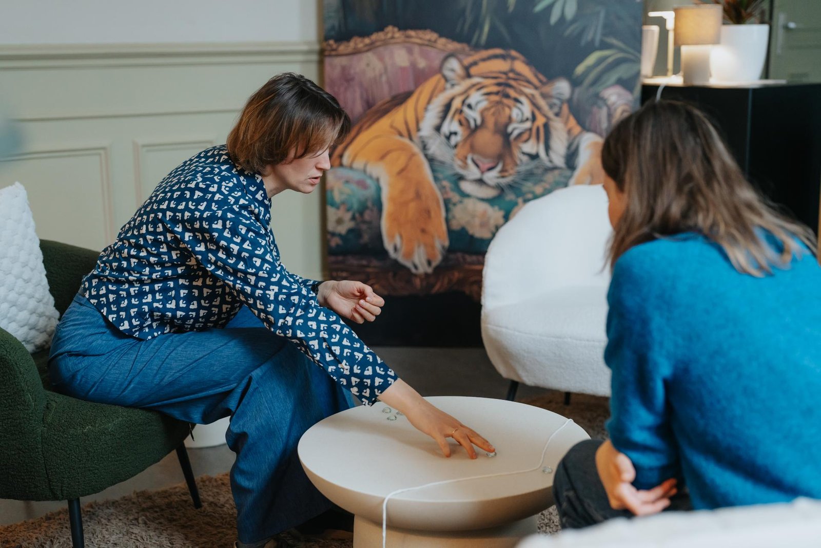 Psychotherapeut van Entisano in gesprek met een cliënt in de praktijk in Leuven