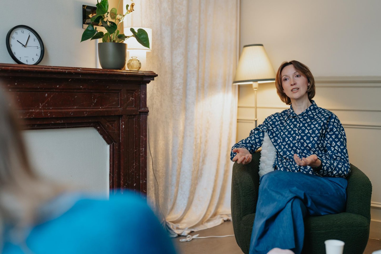 Psychotherapeut in gesprek met een cliënt tijdens een individuele sessie traumaverwerking