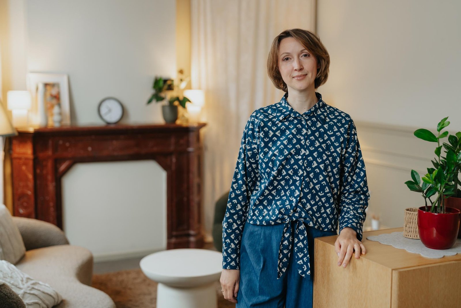 Therapeut glimlacht in warme coaching praktijk