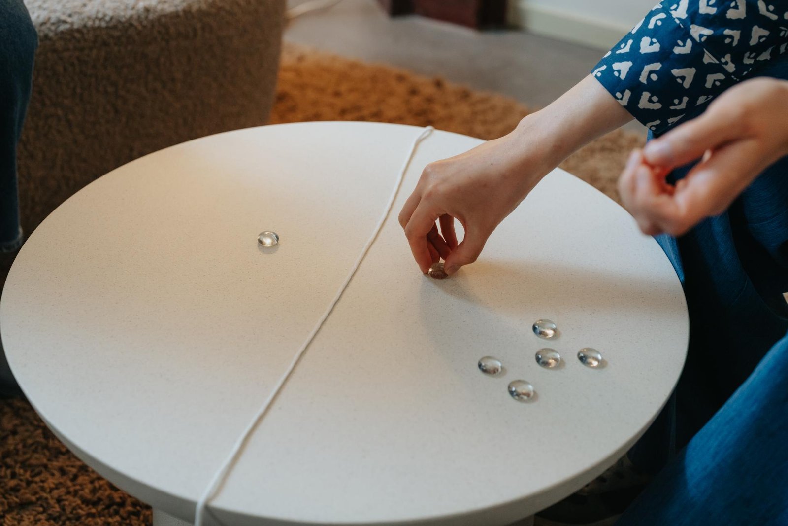 Therapeut verplaatst steentjes tijdens interactieve therapieoefening