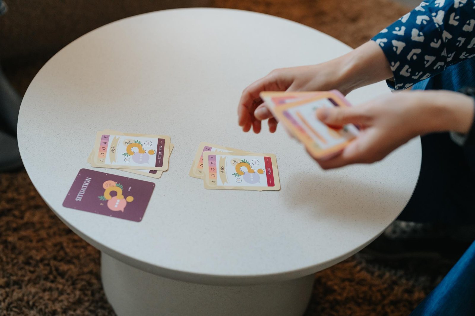 Rustgevende therapieruimte met stoel en decoratie